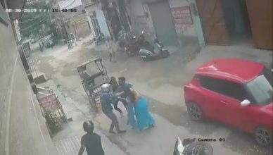 दिल्ली: बाइक सवार चेन स्नैचर से भिड़ीं मां-बेटी, बहादुरी से धर दबोचने का वीडियो वायरल