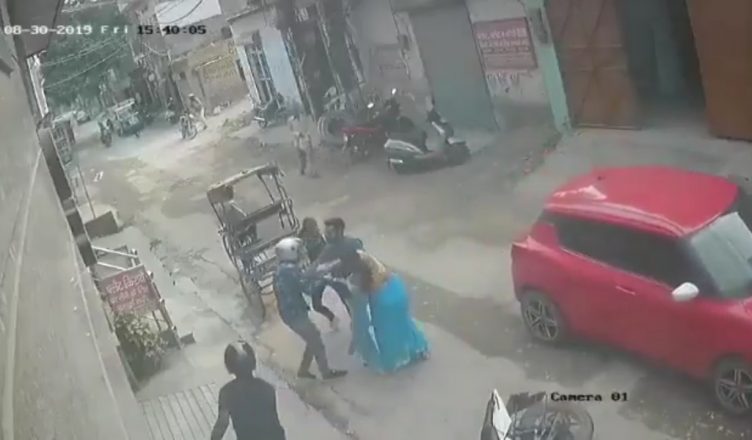 दिल्ली: बाइक सवार चेन स्नैचर से भिड़ीं मां-बेटी, बहादुरी से धर दबोचने का वीडियो वायरल