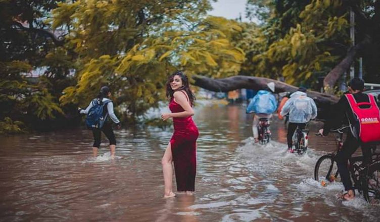 पटना: बाढ़ के पानी में फोटो शूट करवाने वाली लड़की कौन है, फोटो वायरल होने पर कहा ये था मकसद