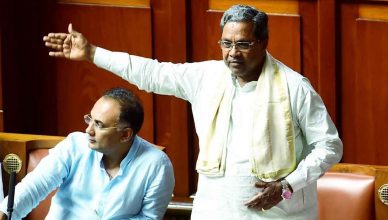 कर्नाटक: पूर्व मुख्यमंत्री सिद्धारमैया ने खोया आपा, अपने ही सहयोगी को मारा चांटा, देखें वीडियो