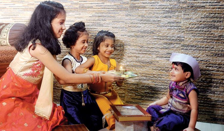 Bhai Dooj 2019: भैया दूज आज, जानिए भाई को टीका लगाने का शुभ मुहूर्त और पूजा विधि