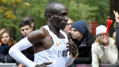 केन्याई धावक किपचोगे का कारनामा, दो घंटे से कम समय में मैराथन पूरा कर बनाया विश्व रिकार्ड