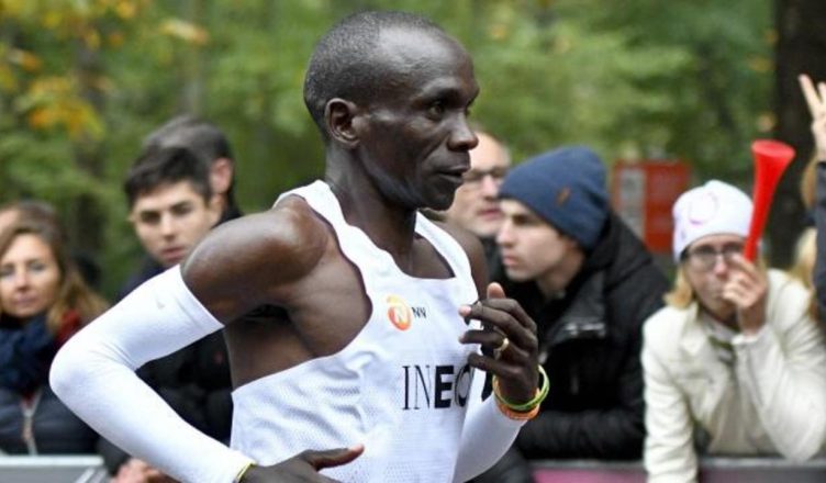 केन्याई धावक किपचोगे का कारनामा, दो घंटे से कम समय में मैराथन पूरा कर बनाया विश्व रिकार्ड