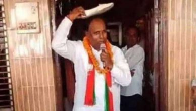 हरियाणा: जब वोटर हुए नाराज तो सिर पर जूता रख वोट मांग रहे हैं ये BJP उम्मीदवार