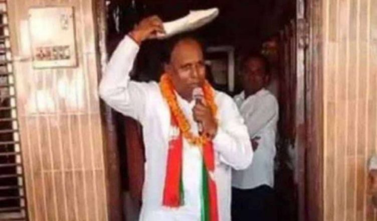 हरियाणा: जब वोटर हुए नाराज तो सिर पर जूता रख वोट मांग रहे हैं ये BJP उम्मीदवार