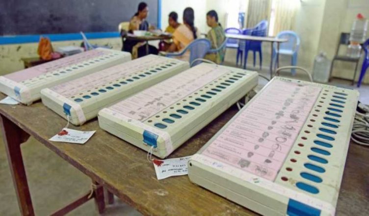 महाराष्ट्र चुनाव: सातारा में ईवीएम का हाल- बटन कोई भी दबाओ...वोट बीजेपी को, बवाल के बाद बदली गई मशीन