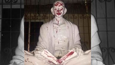 ओडिशा: अंगुल जिले में गांधी की मूर्ति को किया खंडित, लगाया लाल रंग