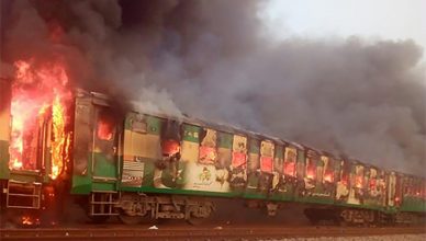 VIDEO: पाकिस्तान में बड़ा ट्रेन हादसा, सिलेंडर फटने से लगी आग में 3 बोगियां खाक, 60 से ज्यादा हताहत