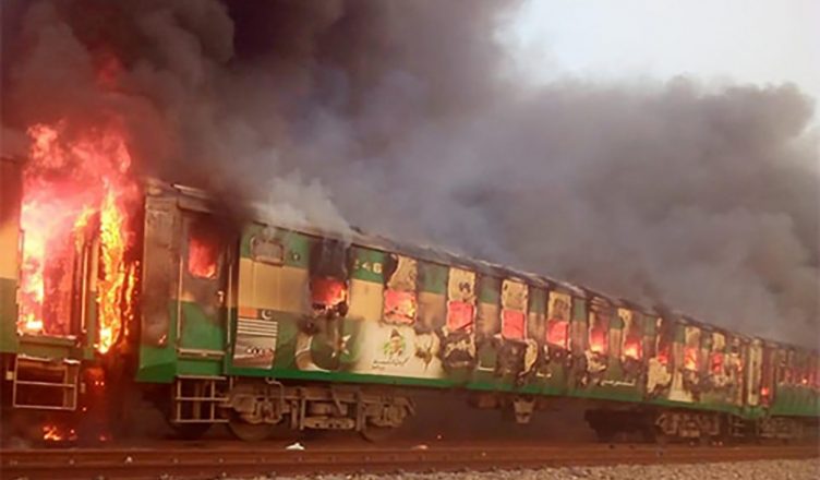 VIDEO: पाकिस्तान में बड़ा ट्रेन हादसा, सिलेंडर फटने से लगी आग में 3 बोगियां खाक, 60 से ज्यादा हताहत