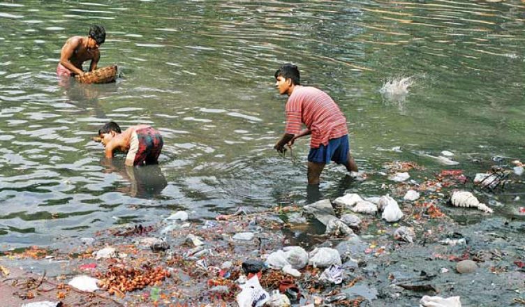 कानपुर में लाखों लीटर गंदे नाले के पानी से दूषित हो रही गंगा, सरकारी विभाग एक-दूसरे पर लगा रहे आरोप
