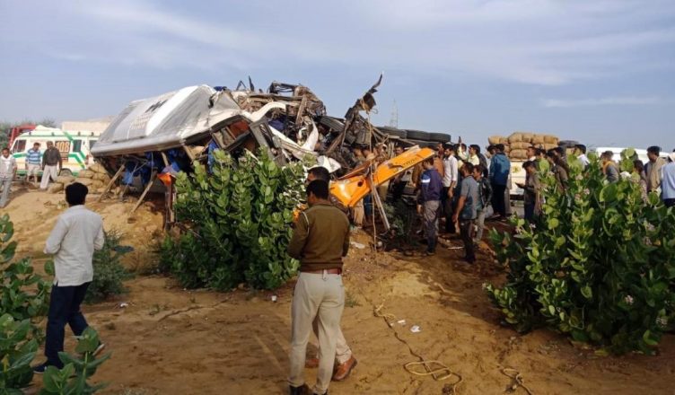 राजस्थान में भीषण हादसा: बस ने ट्रक को मारी टक्कर, 11 मरे, 15 घायल