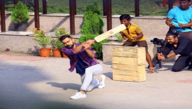 VIDEO: इंदौर की सड़कों पर बच्चों के साथ गली क्रिकेट खेलते दिखे विराट कोहली