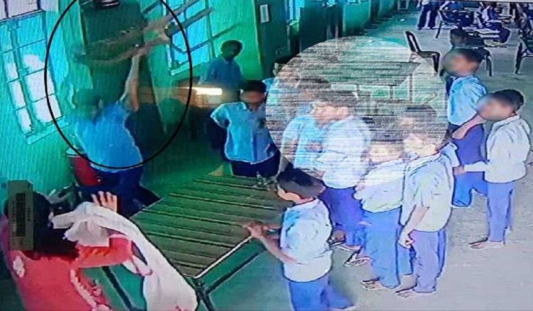 यूपी: रायबरेली में बच्चों ने क्लास में की शिक्षिका की पिटाई, CCTV में रिकॉर्ड हुई घटना