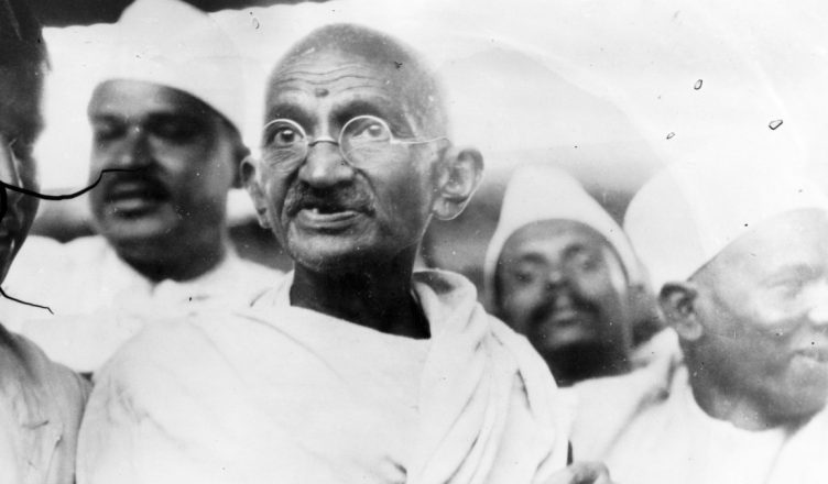 6 नवंबर का इतिहास- महात्मा गांधी ने दक्षिण अफ्रीका में रंगभेद की नीतियों के खिलाफ 'द ग्रेट मार्च' का 1913 में नेतृत्व किया
