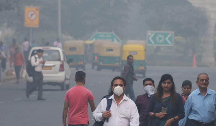 दिल्ली: वायु गुणवत्ता सूचकांक खतरनाक स्तर पर, और बिगड़ेगी स्थिति