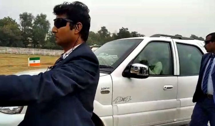 बिहार: CM नीतीश कुमार की गाड़ी पर दिखा उल्टा तिरंगा, सोशल मीडिया पर वायरल हो रहा वीडियो