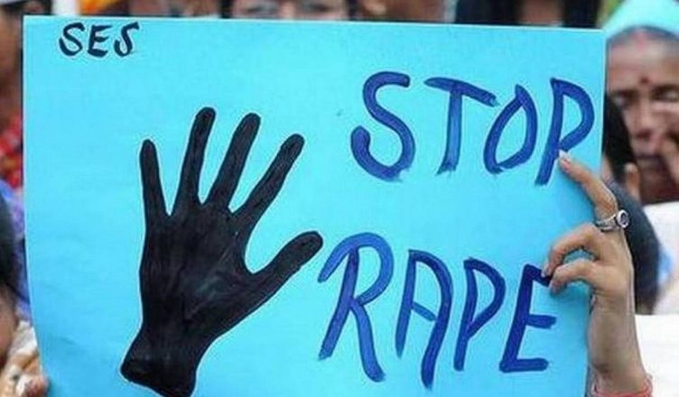 Balrampur gangrape victim last rites at night
