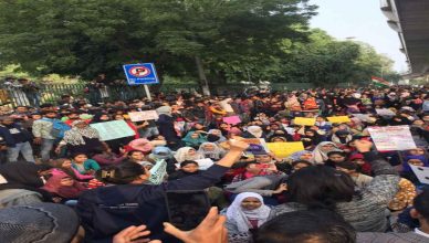 Anti-CAA Protest: Jamia छात्रों के समर्थन में उतरे स्थानीय लोग, पुलिस से हुई भिडंत