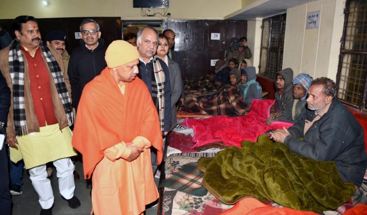 लखनऊः CM योगी के जाते ही वापस ले लिए गए थे कंबल, किरकिरी के बाद एफआईआर दर्ज