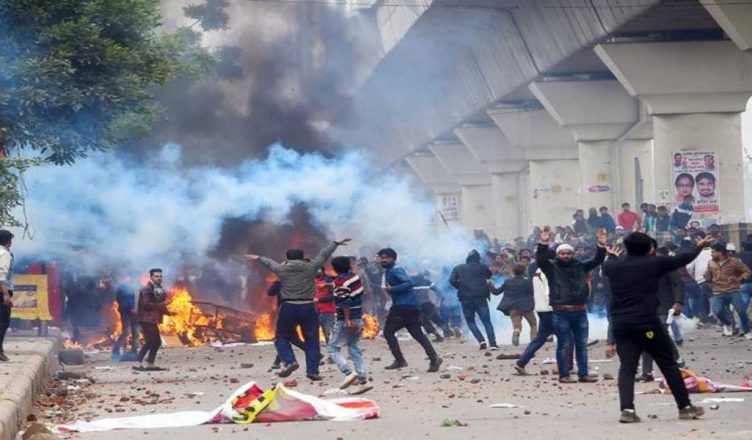 दिल्ली: नागरिकता कानून के विरोध में सीलमपुर-जाफराबाद में हिंसक प्रदर्शन, जाफराबाद सड़क और कई मेट्रो स्टेशन बंद