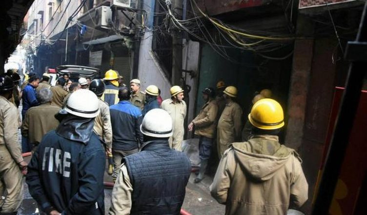 दिल्ली अग्निकांड: केजरीवाल ने किया 10 लाख के मुआवजे का ऐलान, फैक्ट्री मालिक की तलाश में जुटी पुलिस
