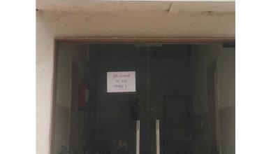 बुरी आत्माओं से डरा दिल्ली सरकार का विज्ञापन विभाग? गेट पर चस्पा अजीब नोटिस