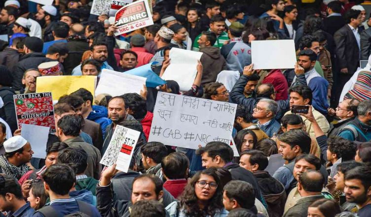 CAA protests LIVE Updates: बेंगलुरु में रामचंद्र गुहा, दिल्ली में योगेंद्र यादव हिरासत में लिए गए
