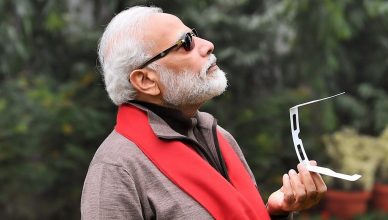 PM मोदी की सूर्य ग्रहण वाली तस्वीरें हुई वायरल, किसी ने बनाए memes तो किसी ने बताया चश्मे की कीमत