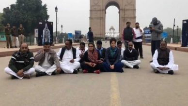 छात्रों पर पुलिस कार्रवाई के खिलाफ इंडिया गेट पर धरने पर बैठीं प्रियंका गांधी, बोलीं- देश गुंडों की जागीर नहीं