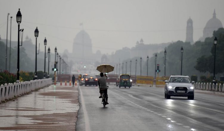 दिल्ली में बादल छाए, बारिश की संभावना