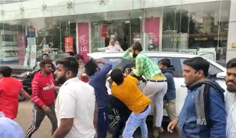 अहमदाबाद: JNU मामले पर ABVP-NSUI कार्यकर्ताओं में मारपीट, हार्दिक पटेल का भाजपा पर हमला