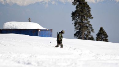 भारतीय सैनिक कश्मीर में बर्फ पर फिसलकर सीमा पार चला गया- रिपोर्ट