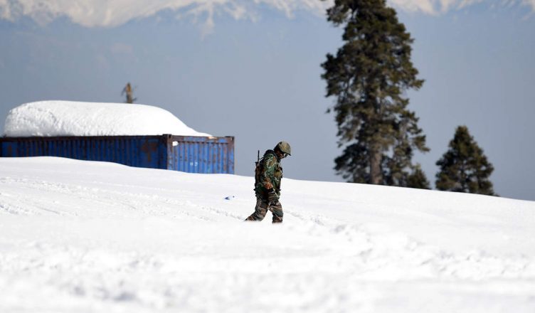 भारतीय सैनिक कश्मीर में बर्फ पर फिसलकर सीमा पार चला गया- रिपोर्ट