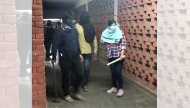 JNU हिंसा: DU स्टूडेंट कोमल शर्मा के तौर पर हुई नकाबपोश लड़की की पहचान, तलाश में दिल्ली पुलिस