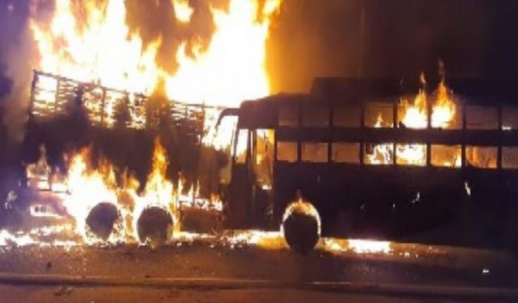 UP: कन्नौज में ट्रक से टक्कर के बाद डबल डेकर बस में लगी भीषण आग, 50 यात्री थे सवार