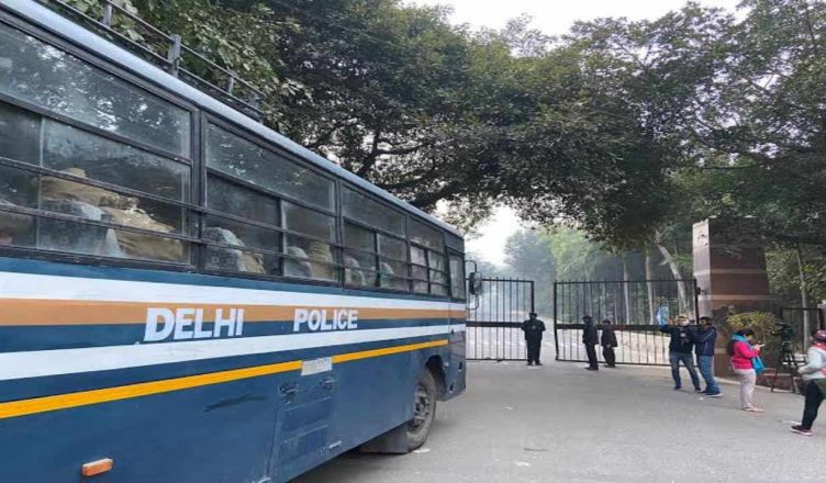 JNU Violence: दिल्ली पुलिस के वकील राहुल मेहरा बोले- शर्म से झुक गया मेरा सिर, हमारी फोर्स कहां है?