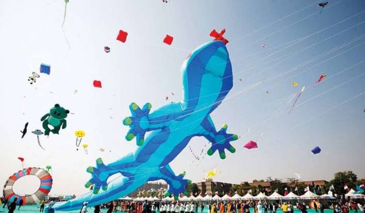International Kite Festival 2020: अहमदाबाद में आज से शुरु हुआ अंतरराष्ट्रीय पतंग महोत्सव, जानें इसके बारे में