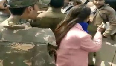 MP: CAA के समर्थन में प्रदर्शन के दौरान महिला डिप्टी कलेक्टर पर हमला, बीजेपी कार्यकर्ताओं ने खींचे बाल