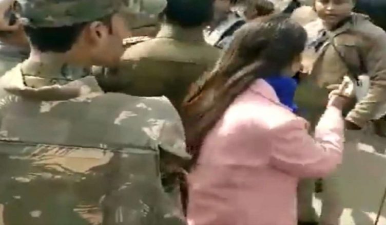 MP: CAA के समर्थन में प्रदर्शन के दौरान महिला डिप्टी कलेक्टर पर हमला, बीजेपी कार्यकर्ताओं ने खींचे बाल