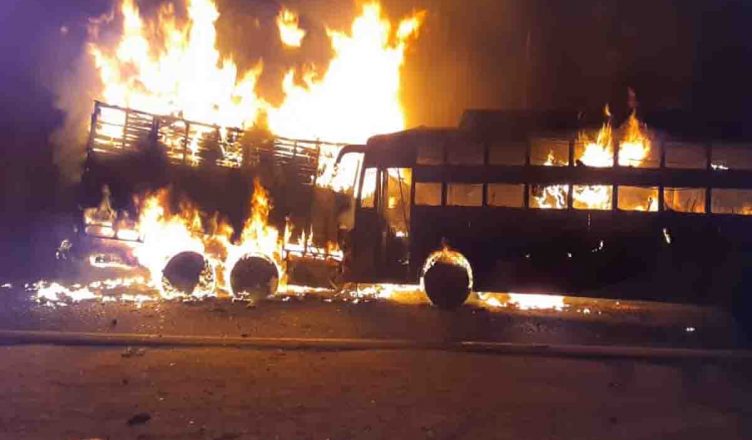 UP: कन्नौज में बस-ट्रक की टक्कर के बाद लगी आग, 20 से ज्यादा के मारे जाने की आशंका