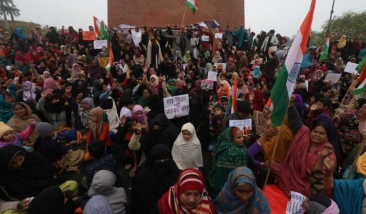 CAA: अलीगढ़ में 70 महिलाओं पर FIR, लखनऊ में पुलिस ने शौचालय में लगाया ताला, छीने कंबल
