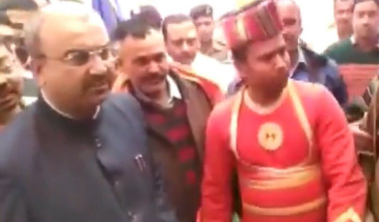 VIDEO: पहचान नहीं पाया तो पुलिसकर्मी पर भड़के बिहार के स्वास्थ्य मंत्री मंगल पांडे, कहा- इसे सस्पेंड करवाइए