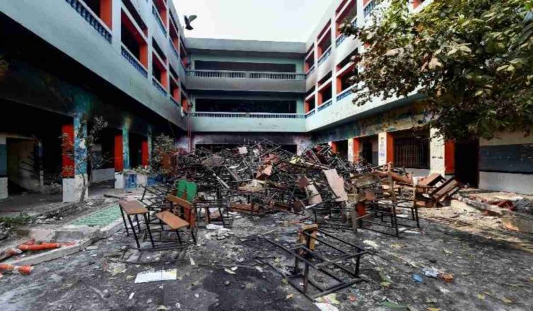 दंगाइयों ने स्कूल को भी नहीं बख्शा : बच्चों के रिपोर्ट कार्ड और दाखिला फॉर्म को जला डाला