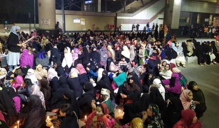 दिल्ली : CAA विरोधी प्रदर्शनकारी देर रात जाफराबाद मेट्रो स्टेशन के बाहर हुए जमा