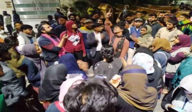 दिल्ली हिंसा : JNU, जामिया के नाराज छात्रों ने किया सीएम हाउस का घेराव, पुलिस ने हिरासत में लिया