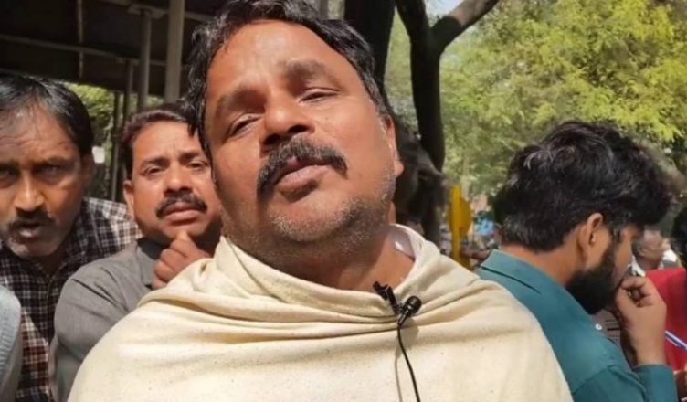 दिल्ली हिंसा: मृतक रोहित के पिता का दर्द छलका, बोले- आग लगाकर कपिल मिश्रा घर में घुस गया, हम जैसों के बेटे मर रहे हैं