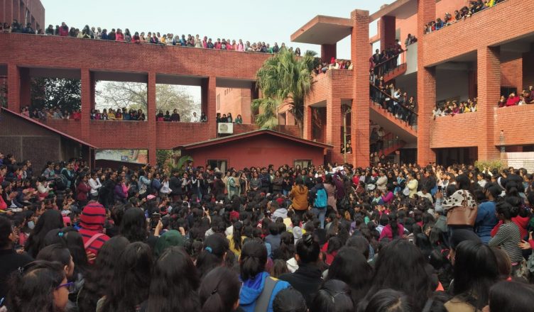 दिल्ली: गार्गी कॉलेज में छात्राओं से छेड़छाड़, पुलिस बोली- शिकायत नहीं मिली, NCW ने लिया संज्ञान