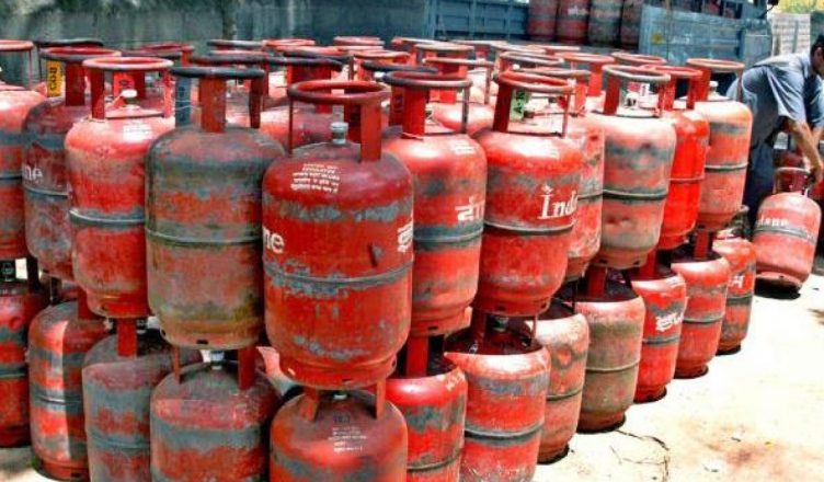 दिल्‍ली: आम आदमी पर पड़ी महंगाई की मार, 150 रुपये तक बढ़े गैस सिलेंडर के दाम