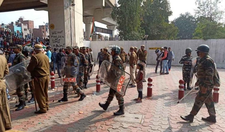 CAA Protest: दिल्ली के जाफराबाद इलाके में दो गुटों के बीच पथराव, पुलिस ने छोड़े आंसू गैस के गोले