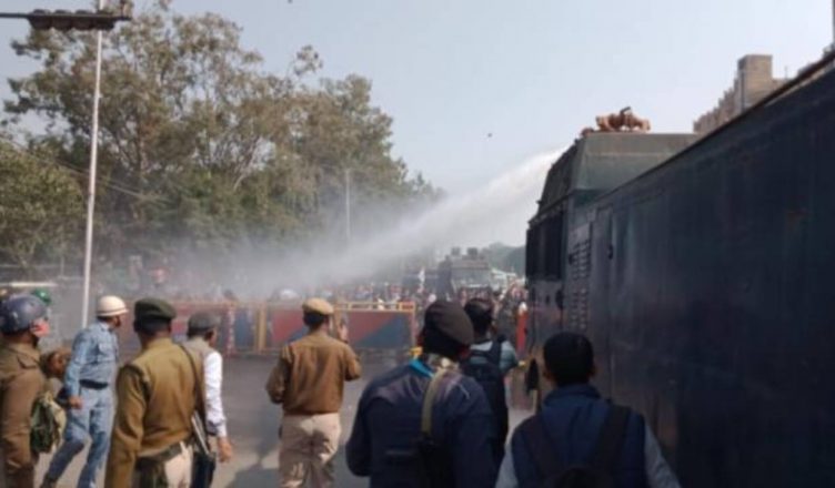बिहार: दारोगा परीक्षा पर्चा लीक के खिलाफ पटना में उतरे हजारों छात्र, पुलिस ने दौड़ा-दौड़ा कर पीटा